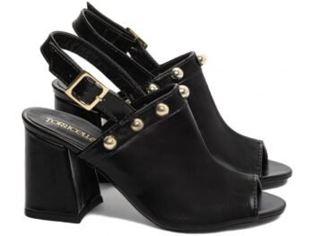 Sandália Ankle Boot Feminina Slato Bloco Grosso Preto 
é a escolha perfeita para mulheres que buscam conforto e estilo. Com um design moderno e sofisticado, essa sandália é ideal para diversas ocasiões, desde um passeio casual até uma saída à noite.Design e Conforto
Estilo Moderno
Com um acabamento em couro sintético de alta qualidade, a ankle boot apresenta um visual elegante que combina facilmente com diferentes looks. O bloco grosso proporciona estabilidade e conforto, permitindo que você use por horas sem desconforto.Versatilidade
A cor preta é atemporal, facilitando a combinação com roupas de diversas tonalidades e estilos. Seja com um vestido, uma saia ou calças, a sandália se adapta perfeitamente, tornando-se uma peça-chave no seu guarda-roupa.Funcionalidade
Conforto ao Caminhar
O salto grosso garante que você tenha uma base segura, ideal para quem precisa passar o dia em pé. O interior acolchoado oferece um toque extra de conforto, enquanto a sola antiderrapante proporciona segurança em diferentes superfícies.Facilidade de Uso
Com um fechamento prático, a sandália é fácil de calçar e retirar, tornando-a uma opção conveniente para o dia a dia. A ankle boot é uma excelente escolha para mulheres que valorizam tanto a estética quanto a funcionalidade.A Sandália Ankle Boot Feminina Slato Bloco Grosso Preto é mais do que um simples calçado; é uma declaração de estilo e conforto. Adicione-a ao seu guarda-roupa e experimente a combinação perfeita entre elegância e praticidadeDescrição do Produto:
Código Ref.: 776AMaterial: Napa Preto;Enfeite: Apliques de Bolinhas em ABS na cor Dourado e Fivela de Ajuste na Cor Dourado;Palmilha: 8 mm de Espessura, Espuma em EVA, Revestida em Napa Preto e Taloneira Napa Preto;Salto: Grosso com 7 cm de Altura Revestido em Napa Preto;Solado de PVC com antiderrapante na cor Preto.