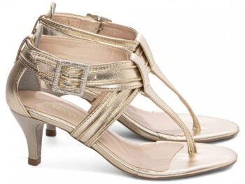 Descrição da Sandália Feminina Salto Baixo Ouro Light
A Sandália Feminina Salto Baixo Ouro Light é a escolha ideal para mulheres que buscam conforto e elegância em um só produto. Com um design sofisticado, essa sandália é perfeita para diversas ocasiões, desde um passeio casual até eventos mais formais.Design e Conforto
Estilo Moderno
Com um acabamento em tom dourado, a sandália tem um visual moderno que combina com diferentes estilos de roupas. O salto baixo proporciona estabilidade e conforto, permitindo que você a use durante todo o dia sem se preocupar com desconfortos.Materiais de Alta Qualidade
A sandália é confeccionada com materiais de alta qualidade, garantindo durabilidade e resistência. O interior acolchoado oferece um toque suave ao toque, enquanto a sola antiderrapante proporciona segurança em cada passo.Versatilidade
Uso Diário
Ideal para o uso diário, a Sandália Feminina Salto Baixo Ouro Light pode ser combinada com vestidos, saias ou até mesmo calças, tornando-se uma peça-chave no seu guarda-roupa. Sua versatilidade permite que você a utilize em diversas situações, desde o trabalho até um jantar com amigos.Ocasiões Especiais
Além do uso cotidiano, essa sandália também é perfeita para ocasiões especiais. Seu design elegante e sofisticado faz dela uma escolha acertada para festas, casamentos ou eventos sociais.Em resumo, a Sandália Feminina Salto Baixo Ouro Light é uma excelente opção para quem valoriza conforto, estilo e versatilidade. Com um design que se destaca e materiais de qualidade, essa sandália promete ser um item indispensável no seu armário.Descrição do Produto:
Código Ref.: GF-201BMaterial: Napa Metalizado Ouro Light;Enfeite: Fivela de Ajuste na cor Prata;Palmilha: 8 mm de Espessura, Espuma em EVA, Revestida em Napa Metalizado Ouro Light e Taloneira Napa Bege;Salto: Fino com 5 cm de Altura Pintado na cor Dourado;Solado de PVC com antiderrapante na cor Bege.
