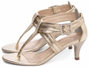 Descrição da Sandália Feminina Salto Baixo Ouro Light
A Sandália Feminina Salto Baixo Ouro Light é a escolha ideal para mulheres que buscam conforto e elegância em um só produto. Com um design sofisticado, essa sandália é perfeita para diversas ocasiões, desde um passeio casual até eventos mais formais.Design e Conforto
Estilo Moderno
Com um acabamento em tom dourado, a sandália tem um visual moderno que combina com diferentes estilos de roupas. O salto baixo proporciona estabilidade e conforto, permitindo que você a use durante todo o dia sem se preocupar com desconfortos.Materiais de Alta Qualidade
A sandália é confeccionada com materiais de alta qualidade, garantindo durabilidade e resistência. O interior acolchoado oferece um toque suave ao toque, enquanto a sola antiderrapante proporciona segurança em cada passo.Versatilidade
Uso Diário
Ideal para o uso diário, a Sandália Feminina Salto Baixo Ouro Light pode ser combinada com vestidos, saias ou até mesmo calças, tornando-se uma peça-chave no seu guarda-roupa. Sua versatilidade permite que você a utilize em diversas situações, desde o trabalho até um jantar com amigos.Ocasiões Especiais
Além do uso cotidiano, essa sandália também é perfeita para ocasiões especiais. Seu design elegante e sofisticado faz dela uma escolha acertada para festas, casamentos ou eventos sociais.Em resumo, a Sandália Feminina Salto Baixo Ouro Light é uma excelente opção para quem valoriza conforto, estilo e versatilidade. Com um design que se destaca e materiais de qualidade, essa sandália promete ser um item indispensável no seu armário.Descrição do Produto:
Código Ref.: GF-201BMaterial: Napa Metalizado Ouro Light;Enfeite: Fivela de Ajuste na cor Prata;Palmilha: 8 mm de Espessura, Espuma em EVA, Revestida em Napa Metalizado Ouro Light e Taloneira Napa Bege;Salto: Fino com 5 cm de Altura Pintado na cor Dourado;Solado de PVC com antiderrapante na cor Bege.