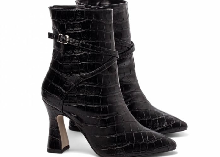 Bota Bico Fino Cano Médio Preta Feminina AVS 43.007A