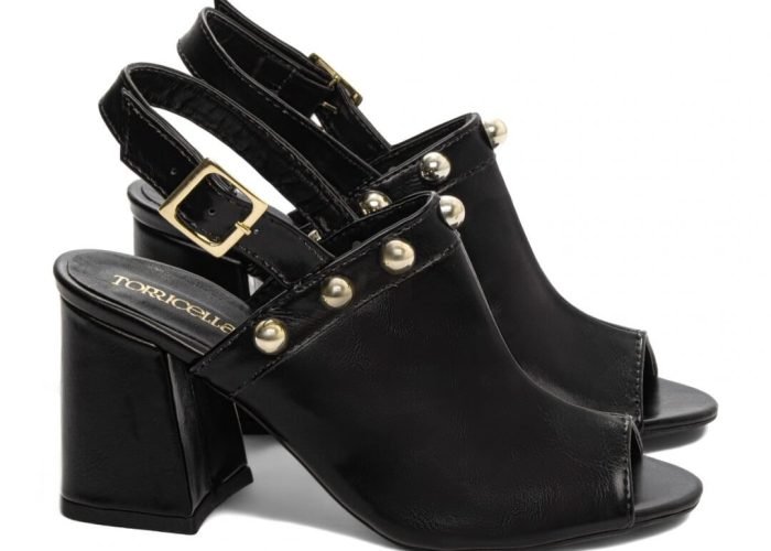 Sandália Ankle Boot Feminina Slato Bloco Grosso Preto  é a escolha perfeita para mulheres que buscam conforto e estilo. Com um design moderno e sofisticado, essa sandália é ideal para diversas ocasiões, desde um passeio casual até uma saída à noite. Design e Conforto Estilo Moderno Com um acabamento em couro sintético de alta qualidade, a ankle boot apresenta um visual elegante que combina facilmente com diferentes looks. O bloco grosso proporciona estabilidade e conforto, permitindo que você use por horas sem desconforto. Versatilidade A cor preta é atemporal, facilitando a combinação com roupas de diversas tonalidades e estilos. Seja com um vestido, uma saia ou calças, a sandália se adapta perfeitamente, tornando-se uma peça-chave no seu guarda-roupa. Funcionalidade Conforto ao Caminhar O salto grosso garante que você tenha uma base segura, ideal para quem precisa passar o dia em pé. O interior acolchoado oferece um toque extra de conforto, enquanto a sola antiderrapante proporciona segurança em diferentes superfícies. Facilidade de Uso Com um fechamento prático, a sandália é fácil de calçar e retirar, tornando-a uma opção conveniente para o dia a dia. A ankle boot é uma excelente escolha para mulheres que valorizam tanto a estética quanto a funcionalidade. A Sandália Ankle Boot Feminina Slato Bloco Grosso Preto é mais do que um simples calçado; é uma declaração de estilo e conforto. Adicione-a ao seu guarda-roupa e experimente a combinação perfeita entre elegância e praticidade Descrição do Produto: Código Ref.: 776A Material: Napa Preto; Enfeite: Apliques de Bolinhas em ABS na cor Dourado e Fivela de Ajuste na Cor Dourado; Palmilha: 8 mm de Espessura, Espuma em EVA, Revestida em Napa Preto e Taloneira Napa Preto; Salto: Grosso com 7 cm de Altura Revestido em Napa Preto; Solado de PVC com antiderrapante na cor Preto.