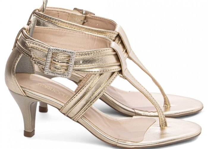 Descrição da Sandália Feminina Salto Baixo Ouro Light A Sandália Feminina Salto Baixo Ouro Light é a escolha ideal para mulheres que buscam conforto e elegância em um só produto. Com um design sofisticado, essa sandália é perfeita para diversas ocasiões, desde um passeio casual até eventos mais formais. Design e Conforto Estilo Moderno Com um acabamento em tom dourado, a sandália tem um visual moderno que combina com diferentes estilos de roupas. O salto baixo proporciona estabilidade e conforto, permitindo que você a use durante todo o dia sem se preocupar com desconfortos. Materiais de Alta Qualidade A sandália é confeccionada com materiais de alta qualidade, garantindo durabilidade e resistência. O interior acolchoado oferece um toque suave ao toque, enquanto a sola antiderrapante proporciona segurança em cada passo. Versatilidade Uso Diário Ideal para o uso diário, a Sandália Feminina Salto Baixo Ouro Light pode ser combinada com vestidos, saias ou até mesmo calças, tornando-se uma peça-chave no seu guarda-roupa. Sua versatilidade permite que você a utilize em diversas situações, desde o trabalho até um jantar com amigos. Ocasiões Especiais Além do uso cotidiano, essa sandália também é perfeita para ocasiões especiais. Seu design elegante e sofisticado faz dela uma escolha acertada para festas, casamentos ou eventos sociais. Em resumo, a Sandália Feminina Salto Baixo Ouro Light é uma excelente opção para quem valoriza conforto, estilo e versatilidade. Com um design que se destaca e materiais de qualidade, essa sandália promete ser um item indispensável no seu armário. Descrição do Produto: Código Ref.: GF-201B Material: Napa Metalizado Ouro Light; Enfeite: Fivela de Ajuste na cor Prata; Palmilha: 8 mm de Espessura, Espuma em EVA, Revestida em Napa Metalizado Ouro Light e Taloneira Napa Bege; Salto: Fino com 5 cm de Altura Pintado na cor Dourado; Solado de PVC com antiderrapante na cor Bege.