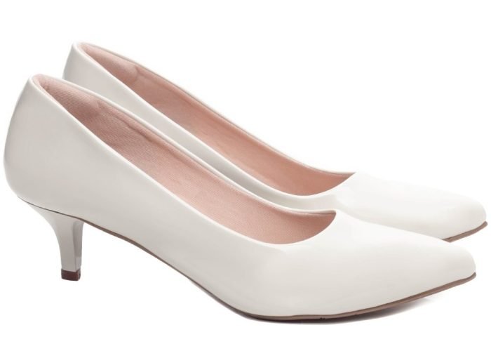 Sapato Scarpin Salto Fino Baixo Verniz Off White 9300-01B_AR